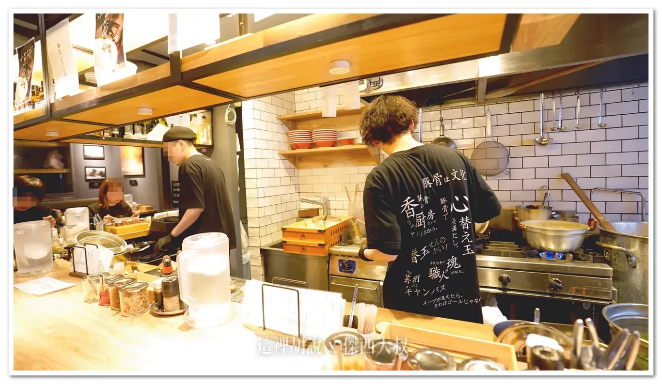 廚師們直接就在櫃臺內製作拉麵