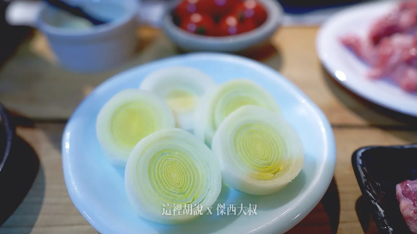 圓蔥也是非常常見的食材,烤過之後會變的香甜