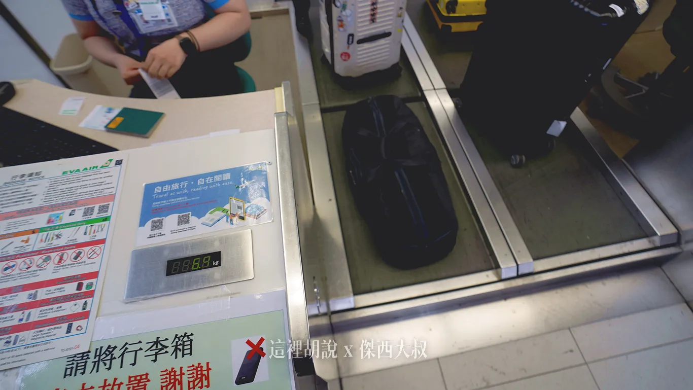 新千歲機場的報到櫃臺是使用相對平坦的檯面 行李則是站立秤重,由地勤人員放倒