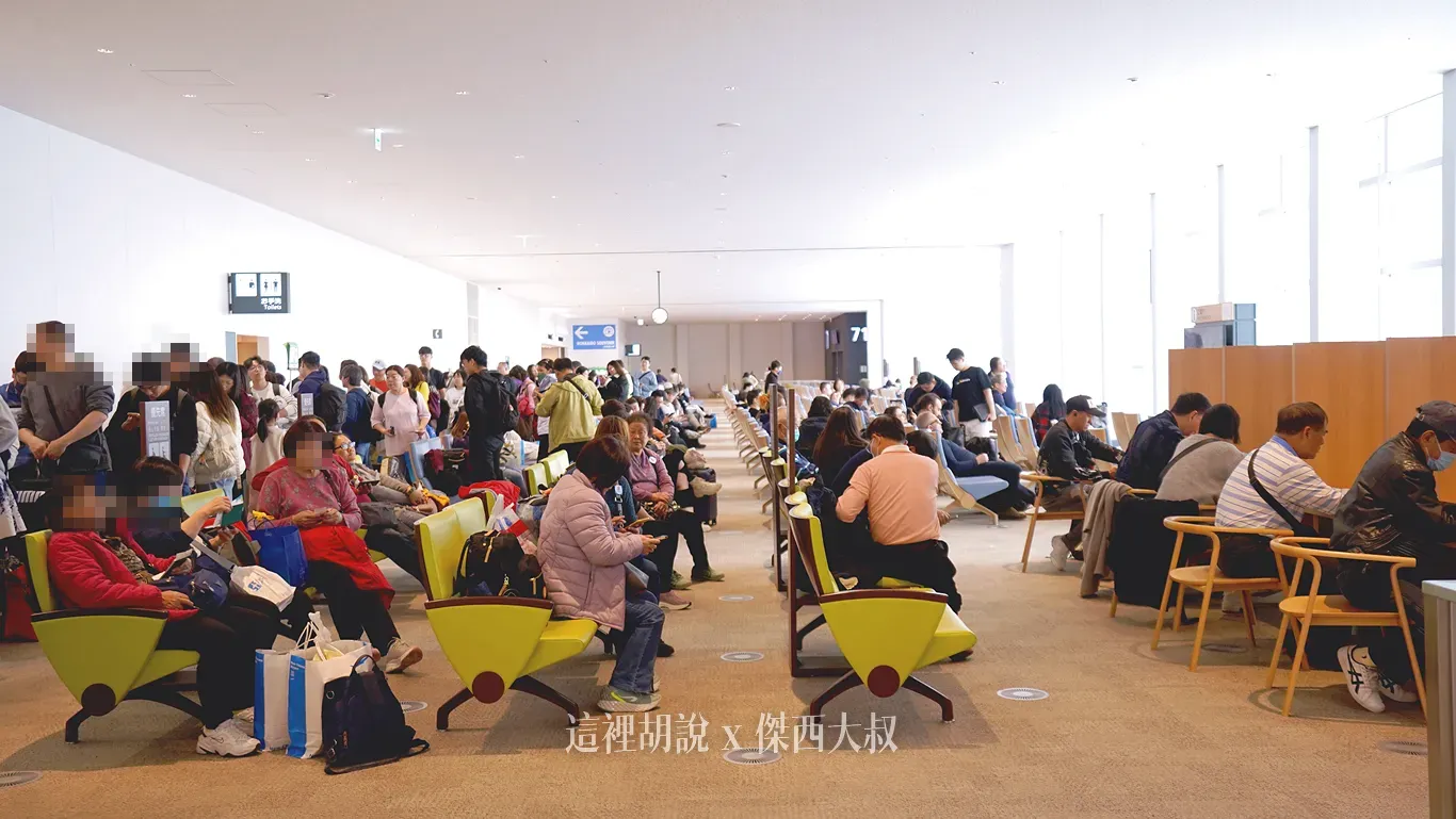 新千歲機場的候機空間採用木質調的裝潢,也有木間隔隔板小桌