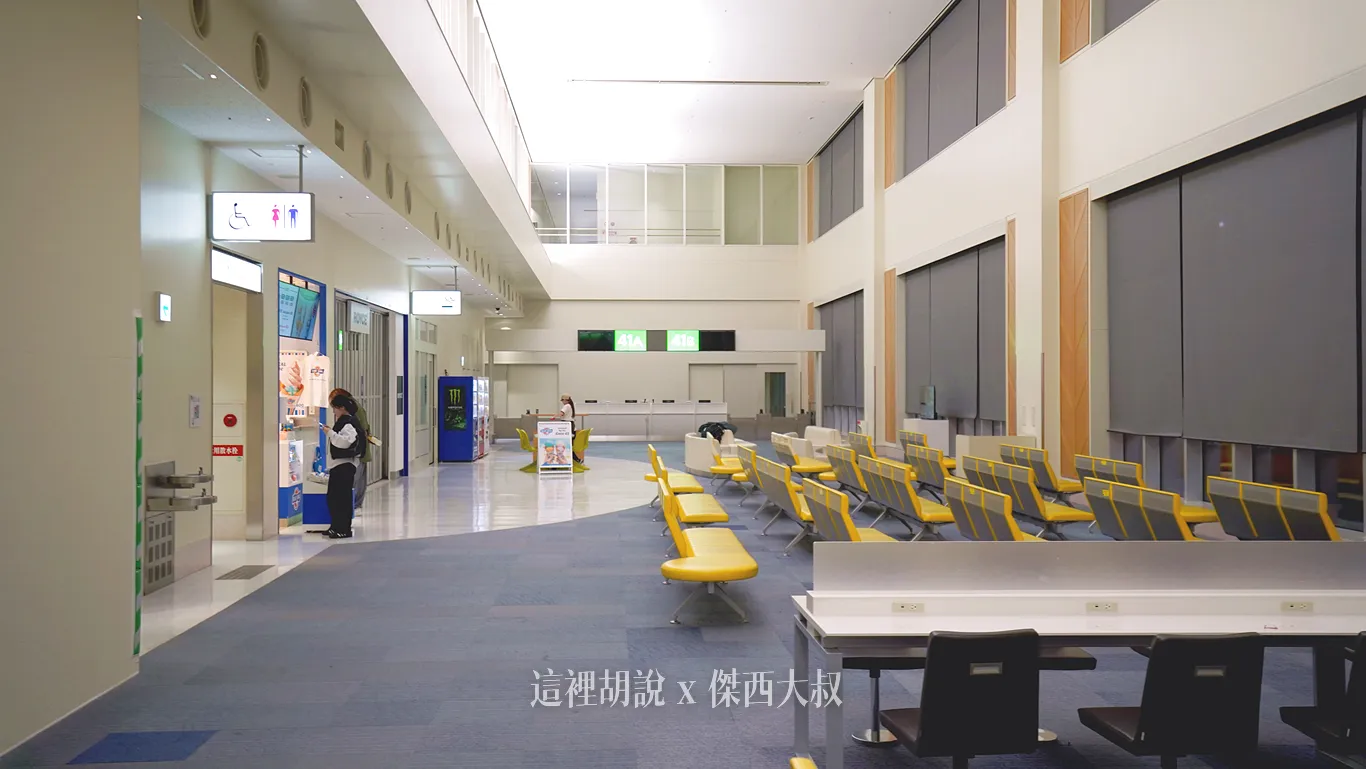 通過安檢左轉有BLUE SEAL 冰店