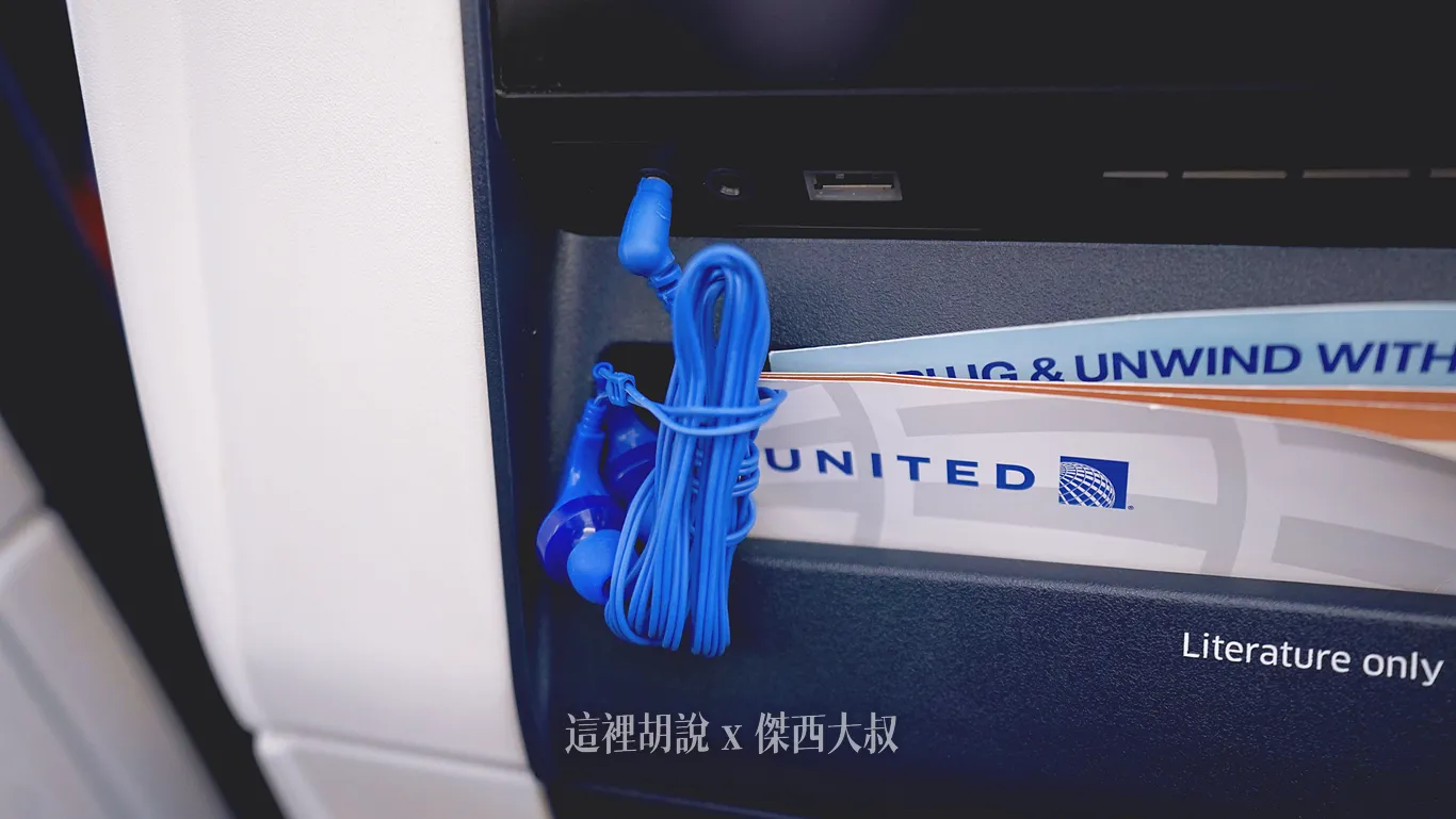 使用的耳機是3.5MM的耳機,可以用自己的耳機取代