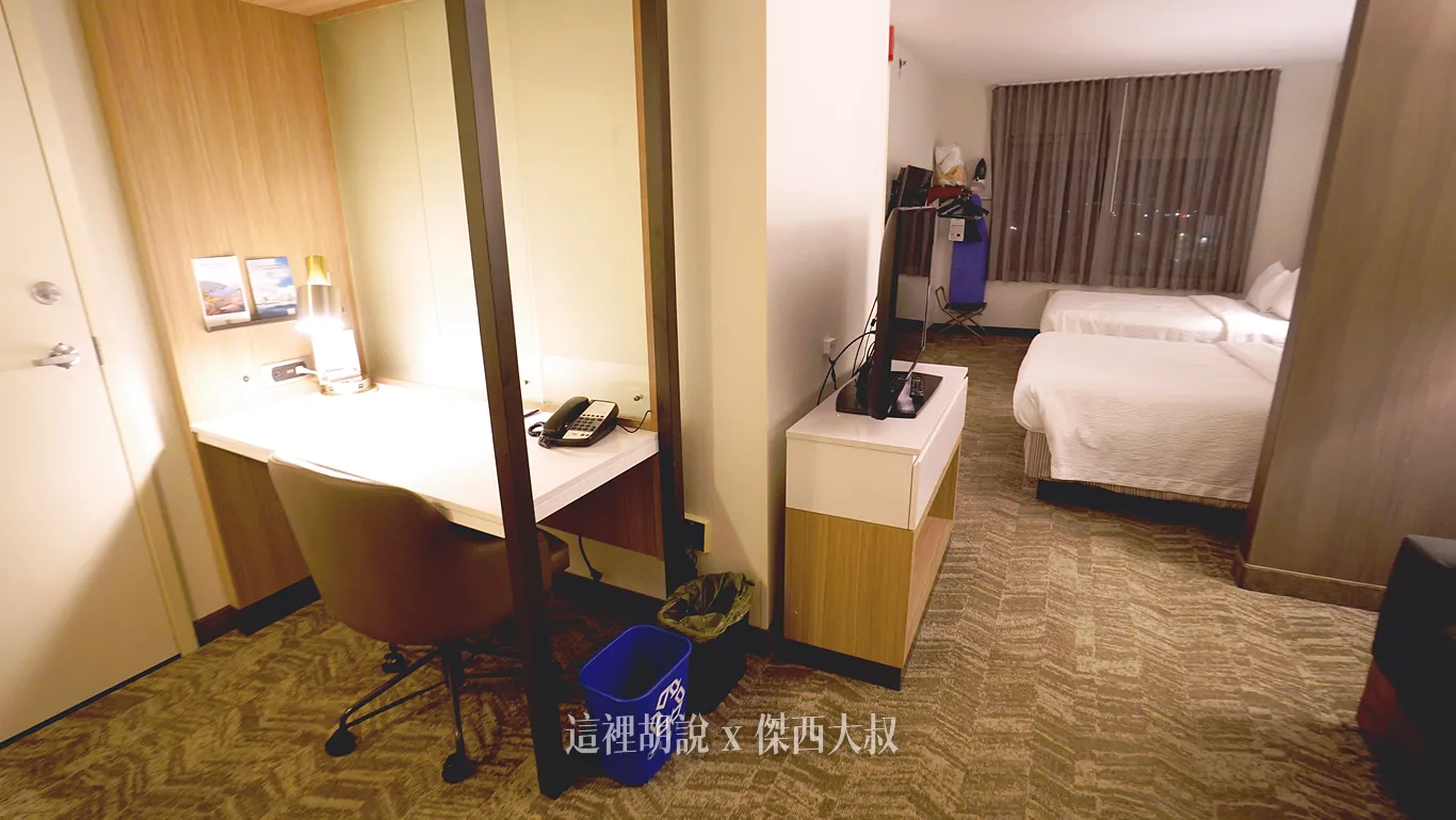 簡易餐檯對面是一個大型書桌