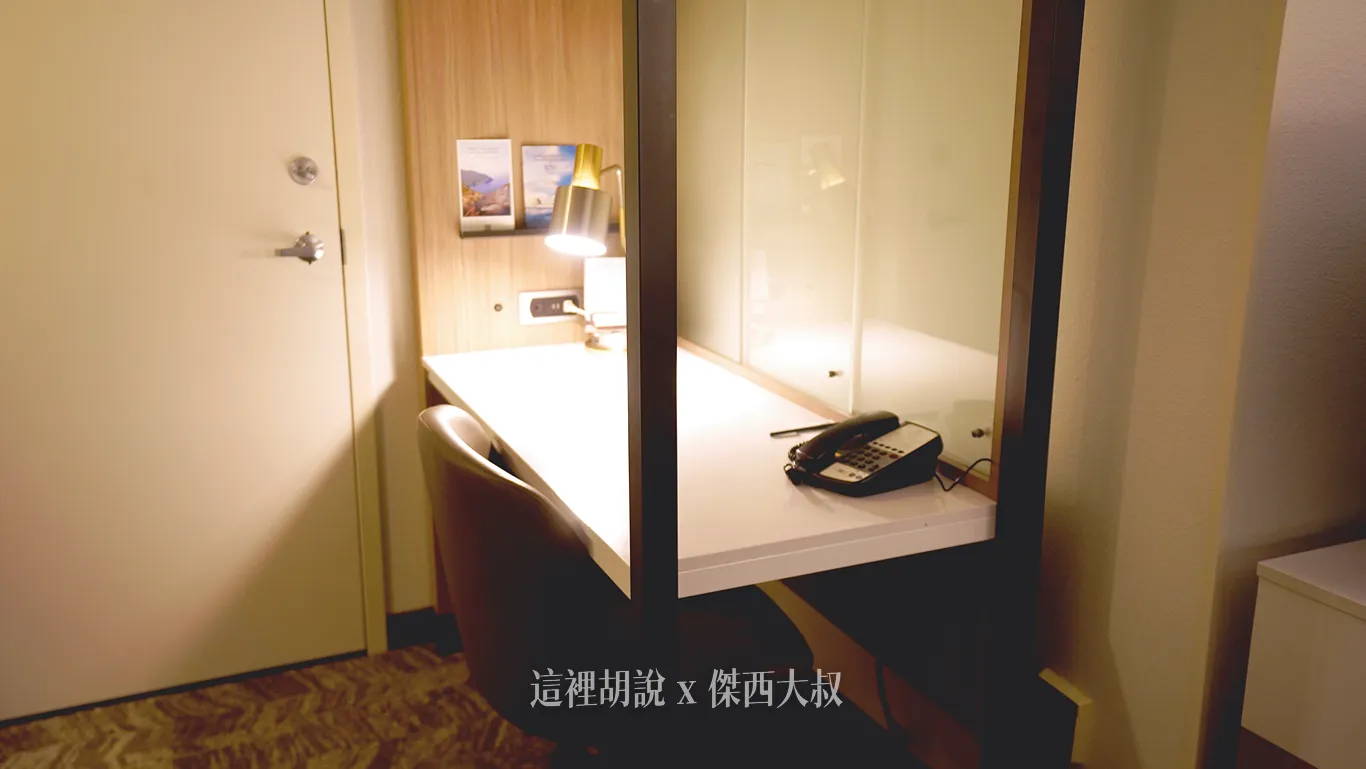 這個書桌的空間很大,方便工作,後方的門是通往隔壁房間的聯通門,平常是鎖上的
