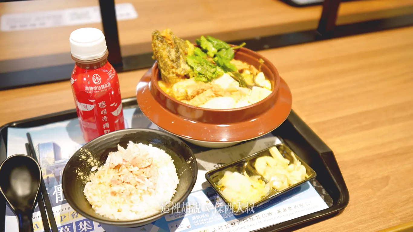 整個套餐有飲料、雞肉飯、小菜