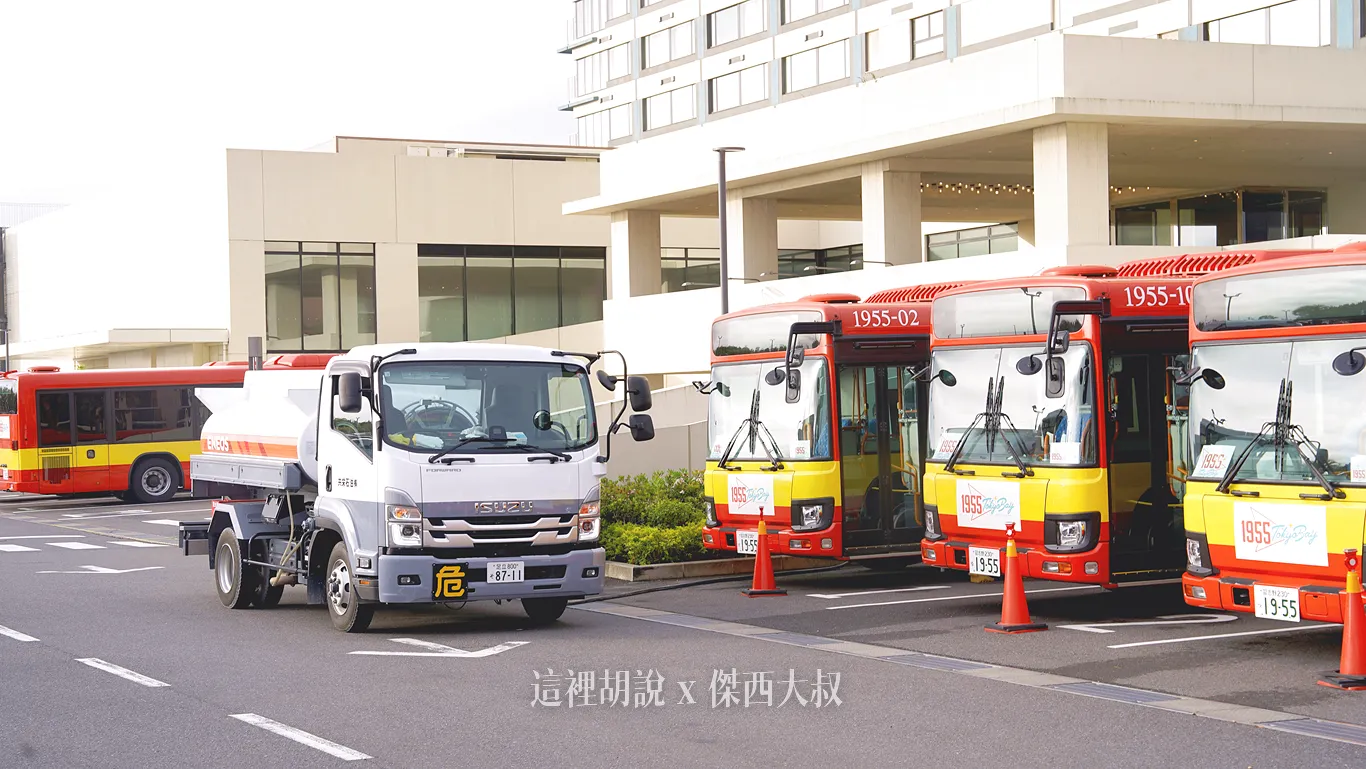 清晨都還有加油車過來幫車隊加油
