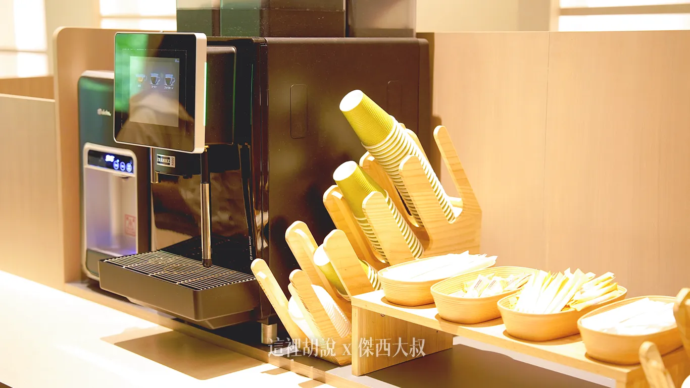 備有飲水機、咖啡機