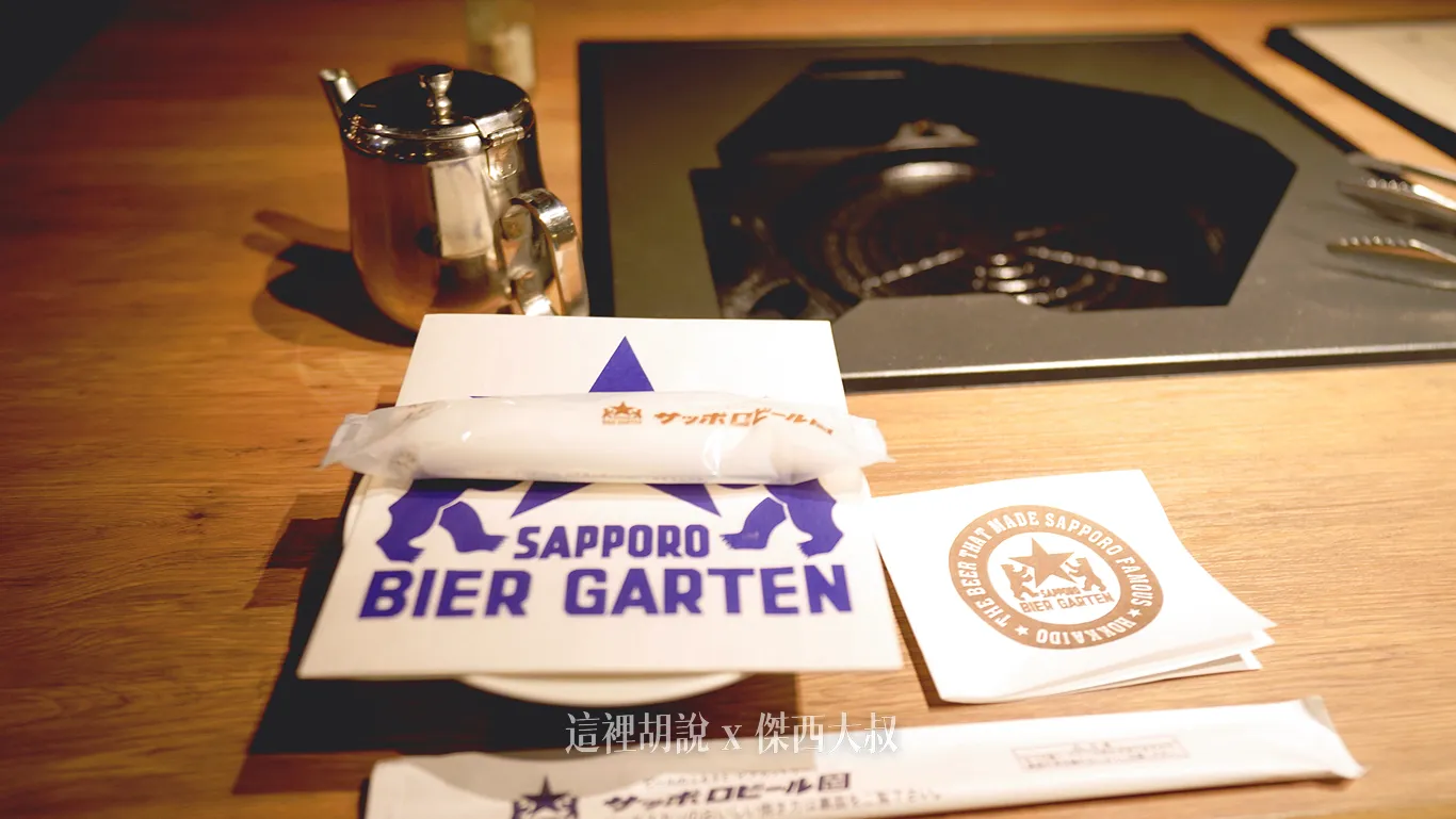 桌上會有圍兜,椅子上也有可以讓你放置外套的塑膠袋 來避免沾附到烤肉的味道(塑膠袋沒有放的話可以詢問工作人員)