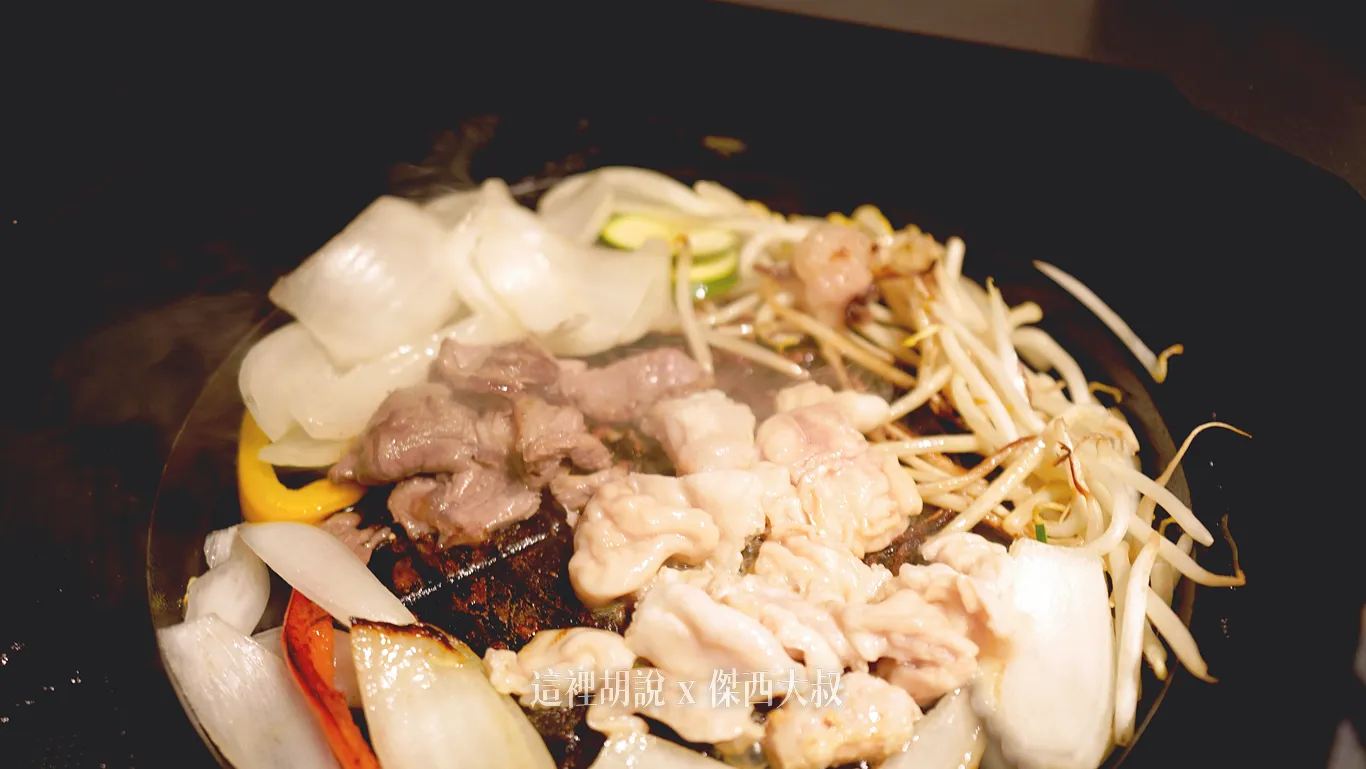 這盤上有羊肉跟雞肉