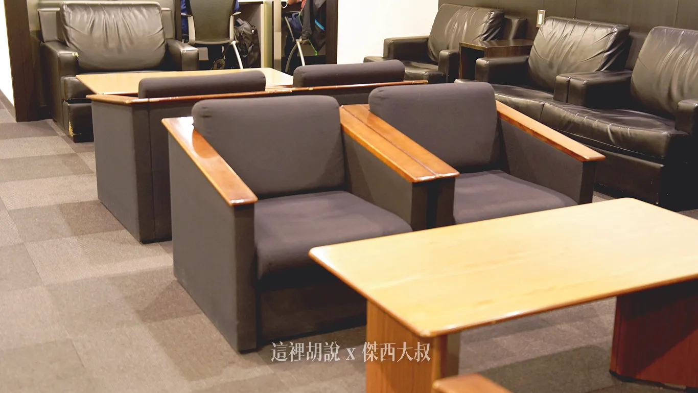 另外一側則是還有額外的座位