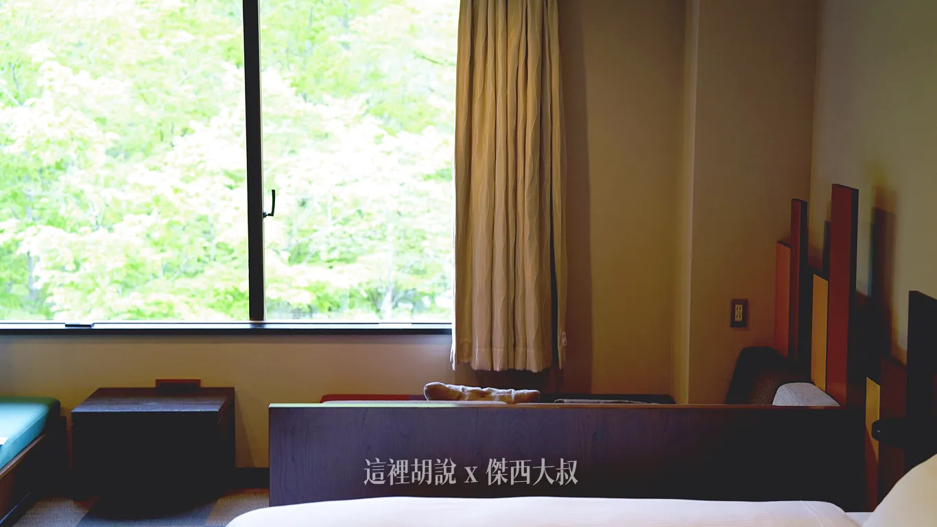 刻意特別留下的大片窗戶,可以映射出春夏秋冬不同的景色
