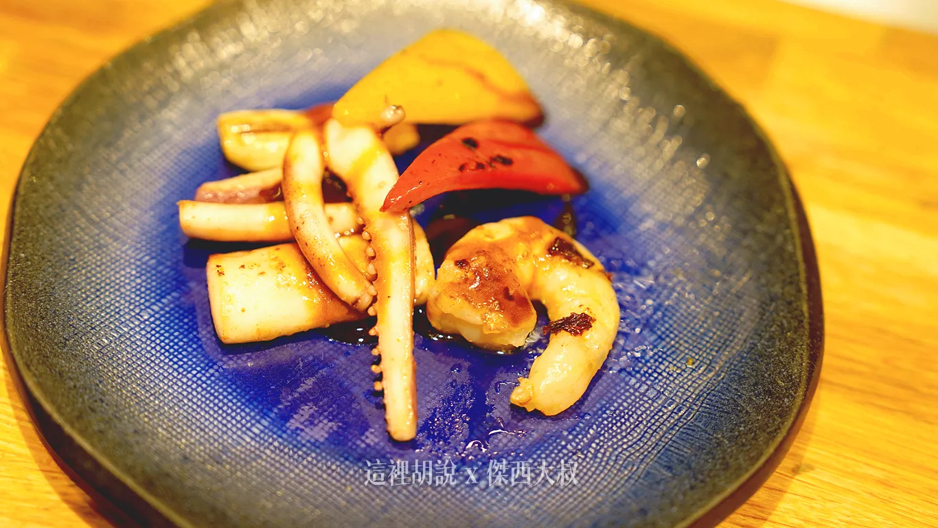 鐵板海鮮有魷魚、跟蝦子