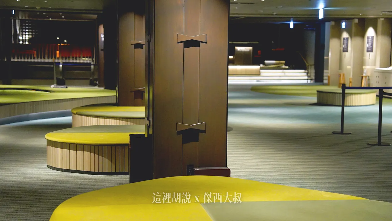 綠色的等候區就跟溪流一樣綠意盎然