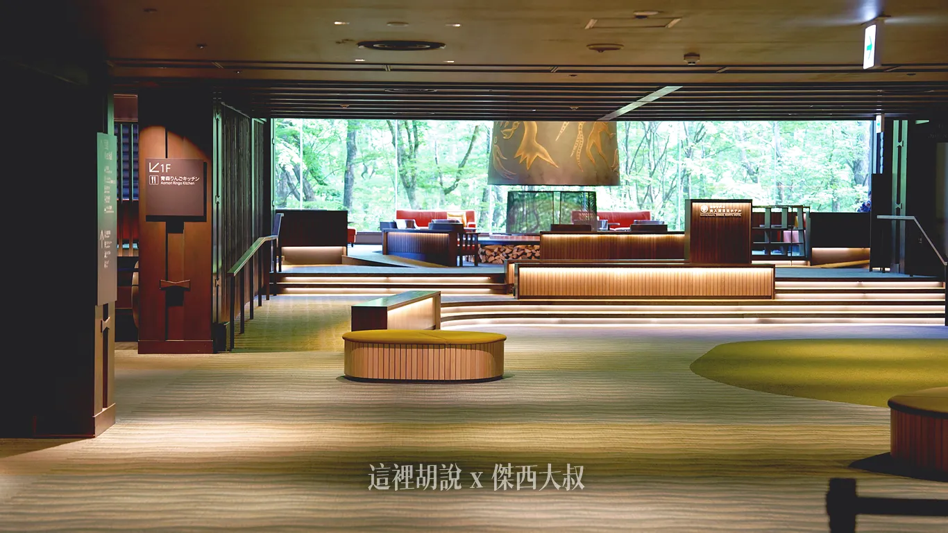 東館的大廳盡頭就是岡本太郎的雕塑作品『森林神話』