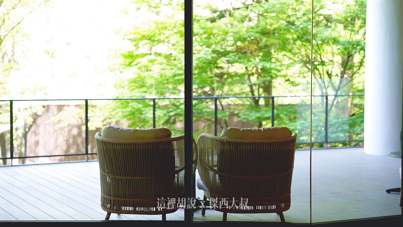 面對著溪流的陽台可以在這邊發呆享受美景