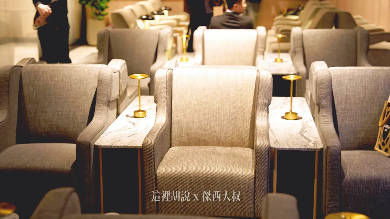可以放置餐點飲料物品的茶几還有閱讀燈