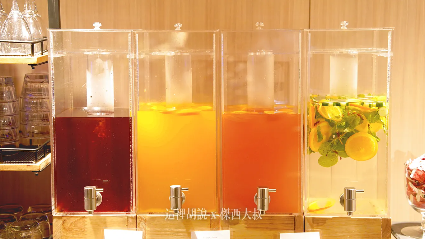 提供果汁的軟性飲料台
