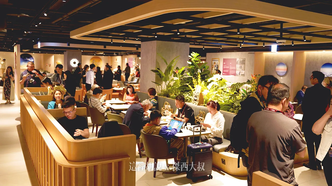這個區域主要是以餐桌型式,提供需要用餐的的旅客,有桌面更方便用餐
