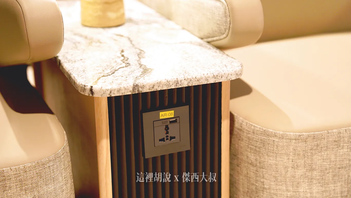 沙發區域的每個座位都設有插頭以及TYPE-A的充電