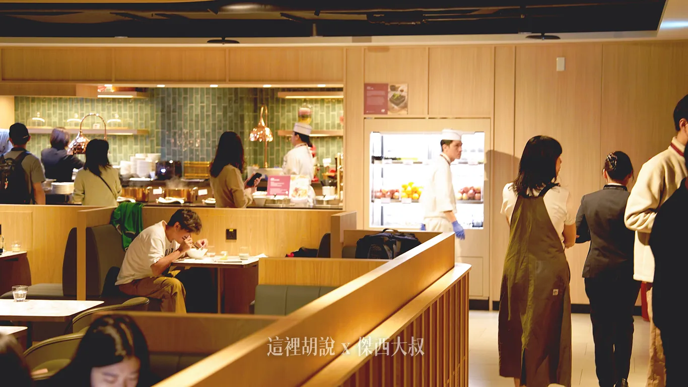 主要的餐食從這個區域拿取