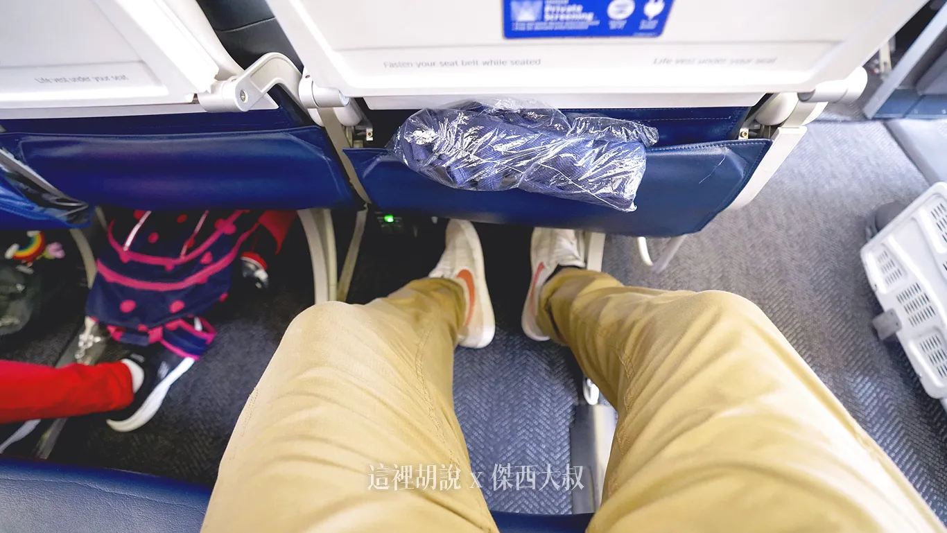 座位前方有提供電源插頭