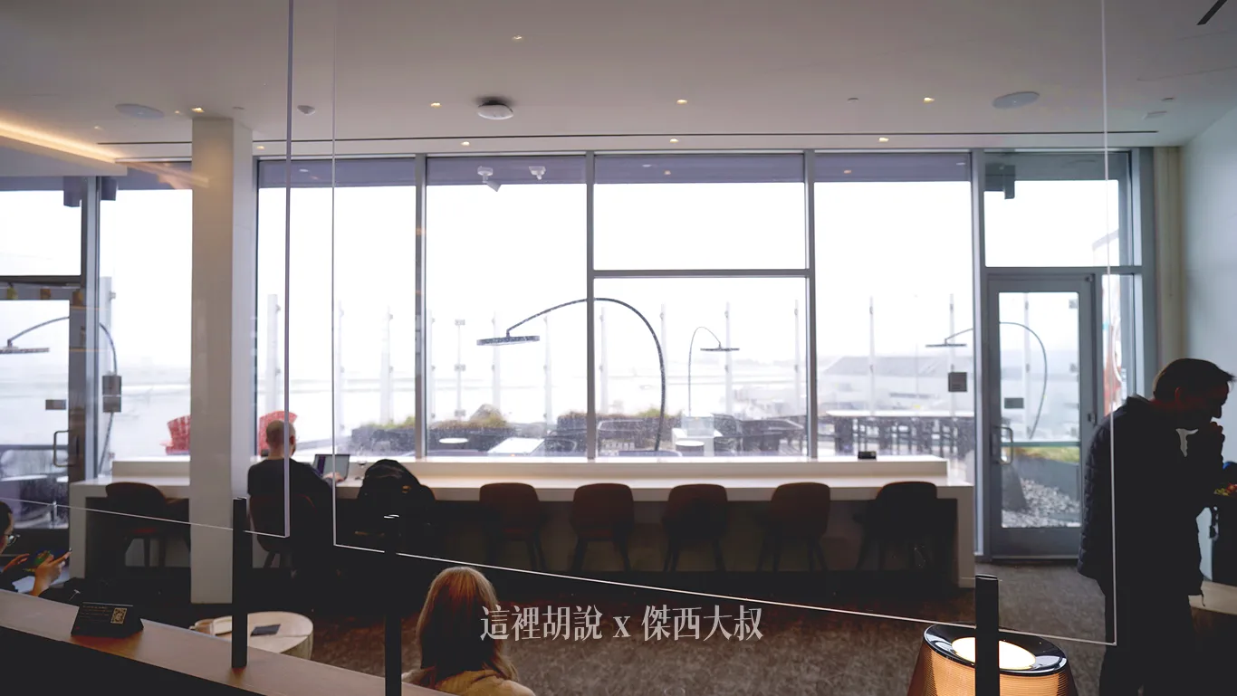 在餐台這一側有另外一片戶外的露台