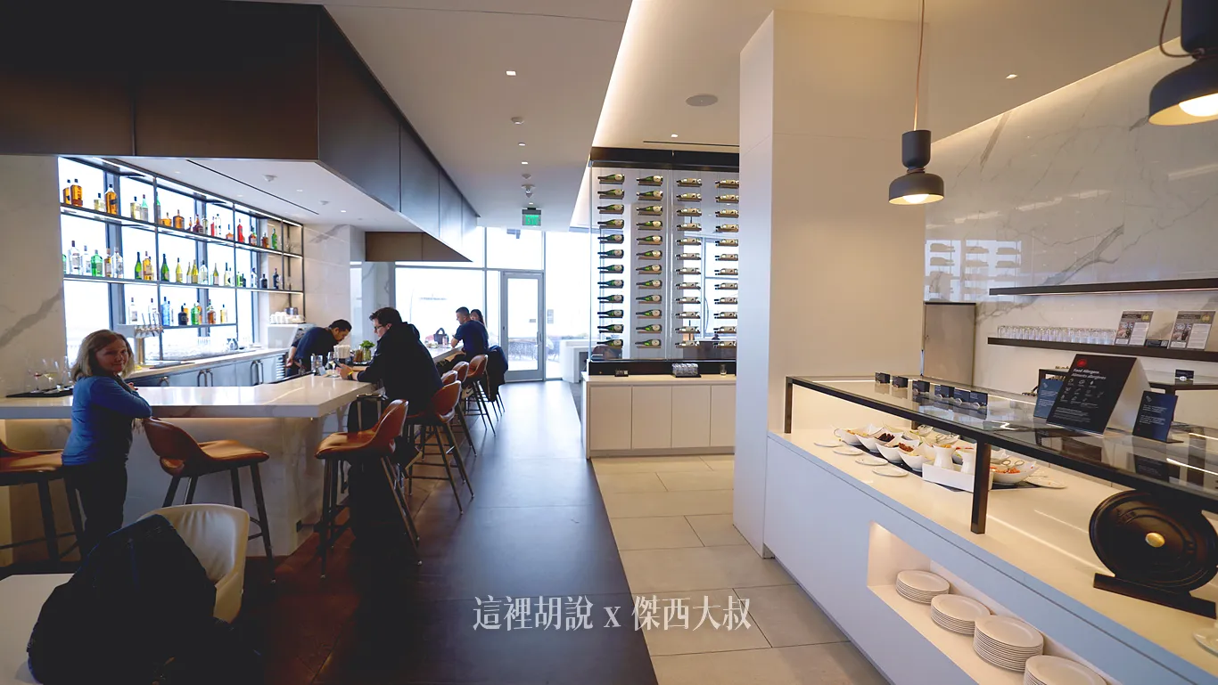 加拿大航空楓葉貴賓室也是有吧台來提供調酒跟酒類飲品