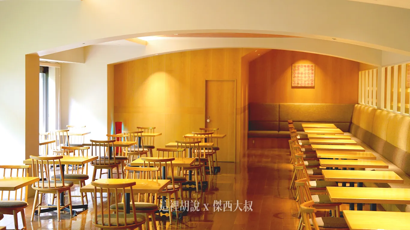 用餐桌子數量以及工作人員數量都很多但遇到熱門時段還是會比較多人,所以餐券上面都有分流安排不同用餐時間