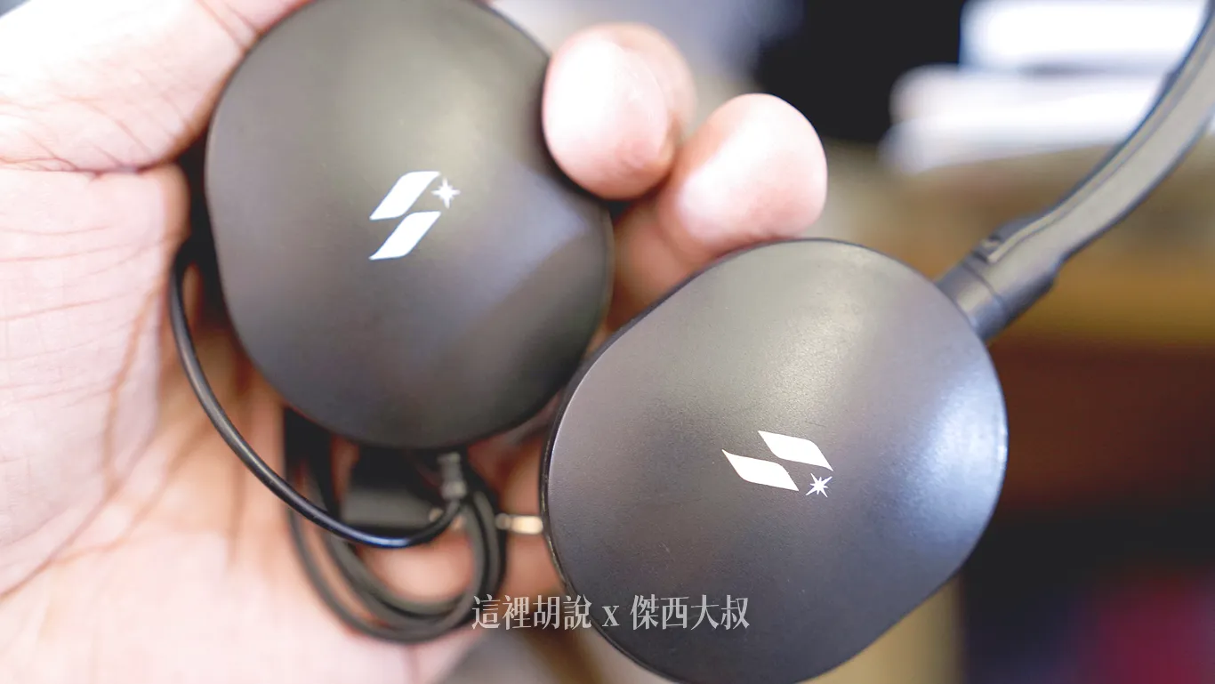 經濟艙的耳機則是耳罩耳機(耳罩包覆範圍沒有太深)