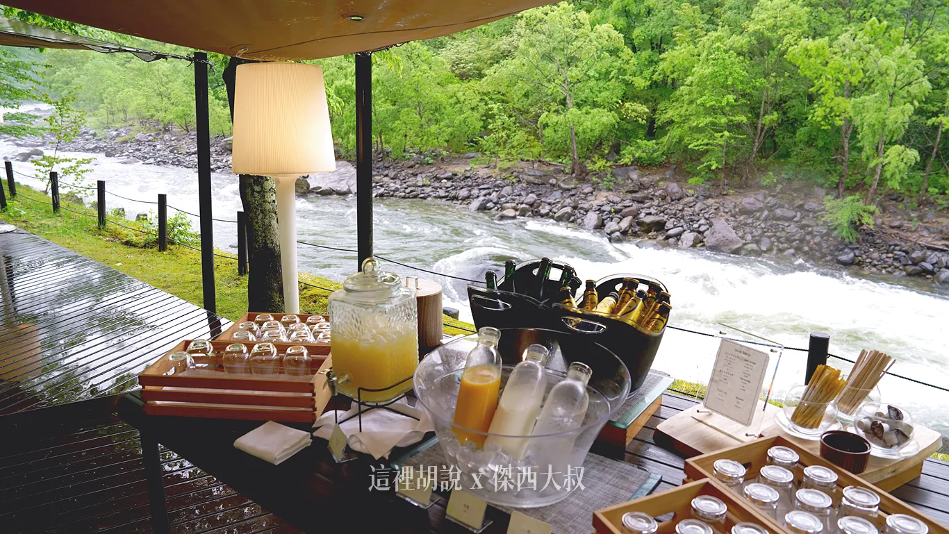 中間的飲料部分採用自助的方式提供