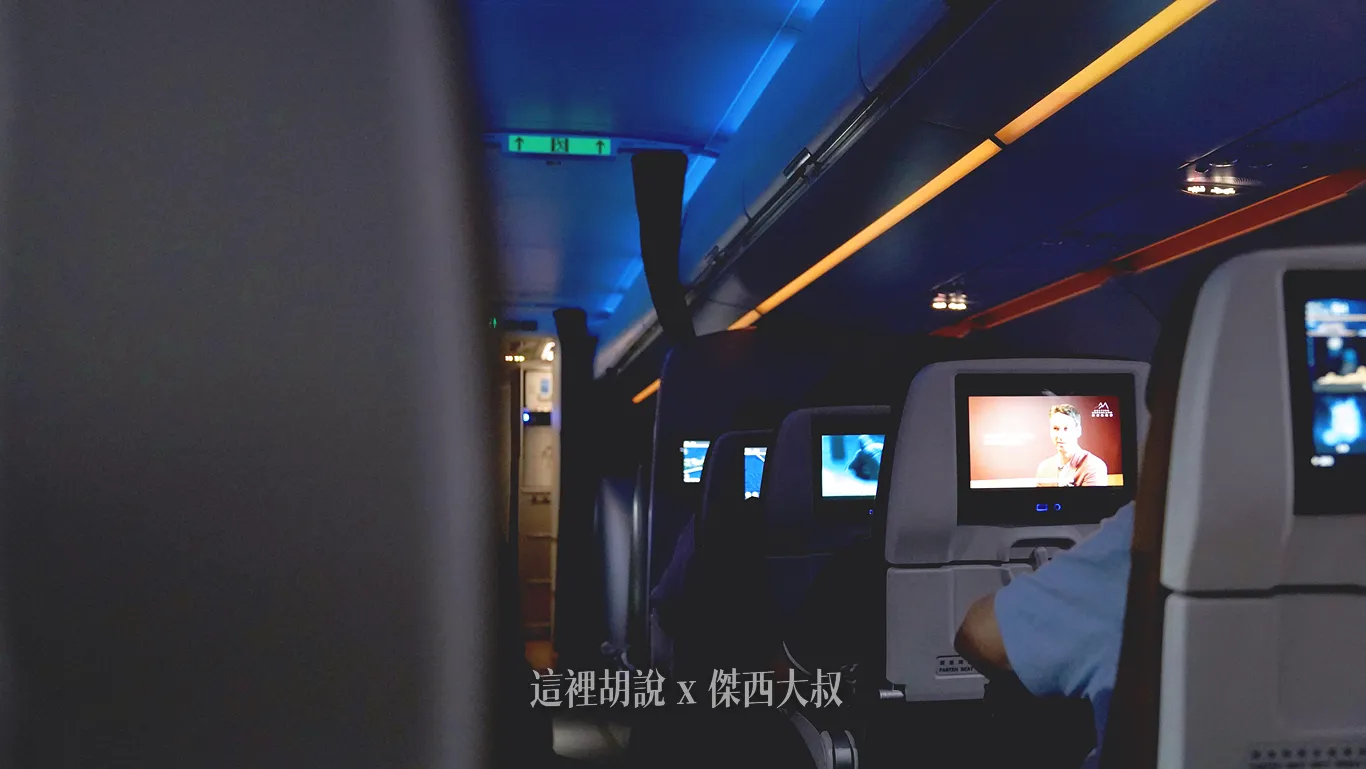 LED情境式的燈光,以及行李櫃的燈條