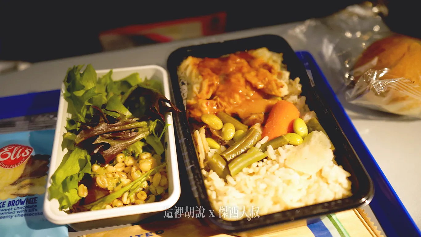美國上的餐點跟沙拉,配料跟調味就是真的很美式,還是給過有吃完