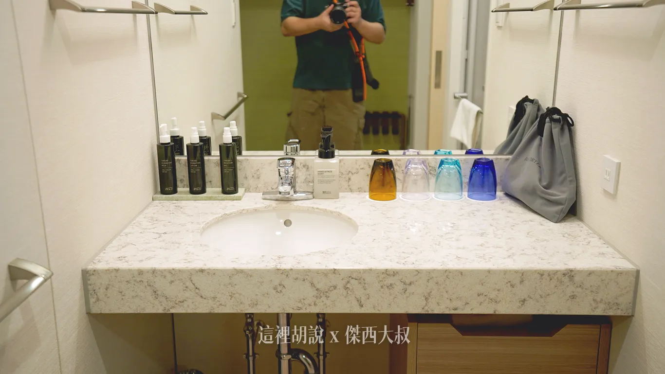 浴室則室友有一個大型的洗手台