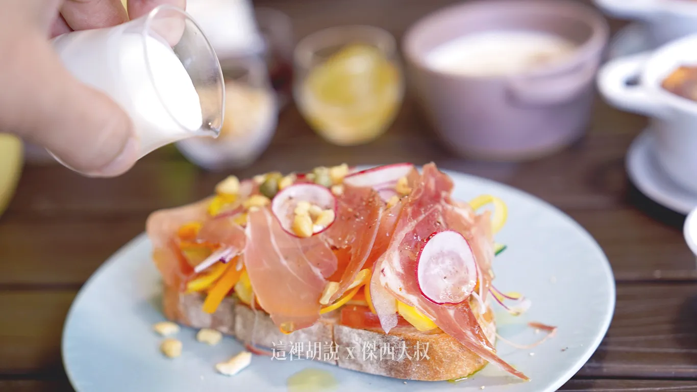 開放三明治已經切好,而且提供的醬料是豆漿為底製作的