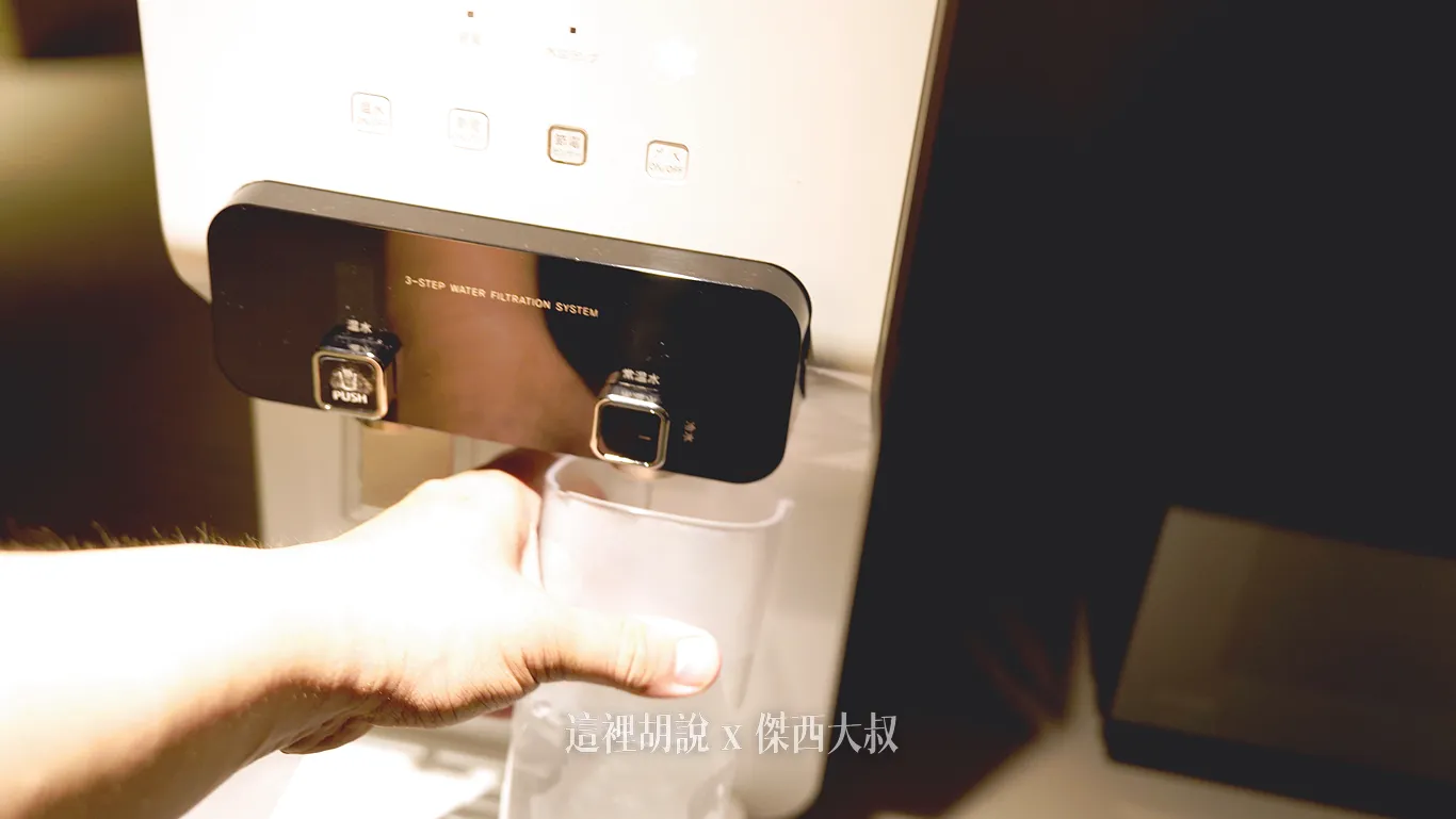 房間內部沒有提供瓶裝水,有需要喝水的話可以自己到走廊上的飲水機裝水飲水機每個樓層都有,至冰機的話則是在15樓跟10樓