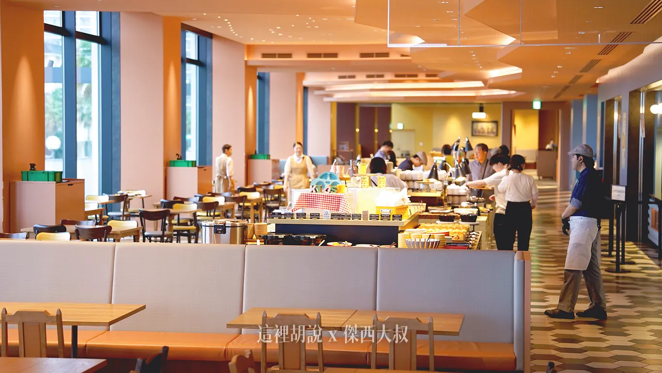 取餐台位於餐廳中央,熱門的餐飲選項都會準備兩份,方便旅客快速取用