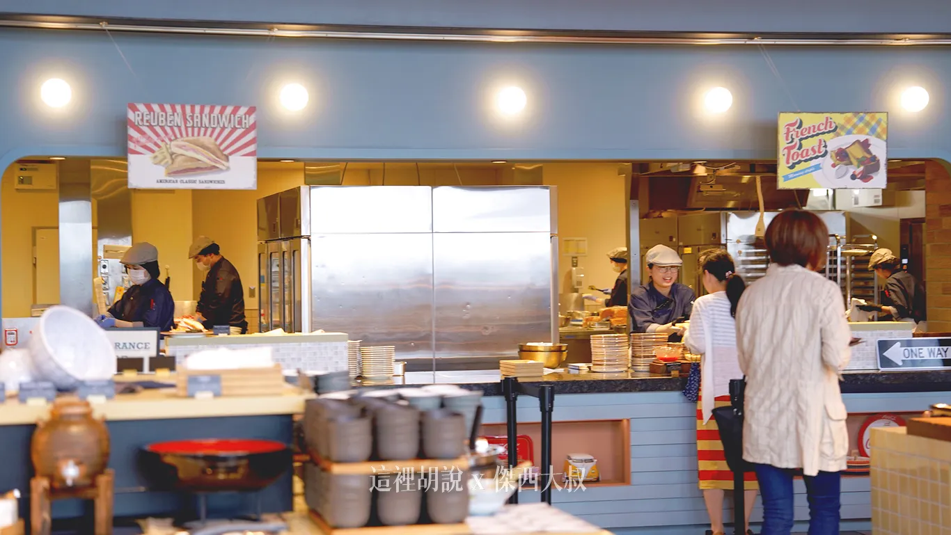 這是餐廳的招牌早餐選項,魯賓三明治以及法國吐司