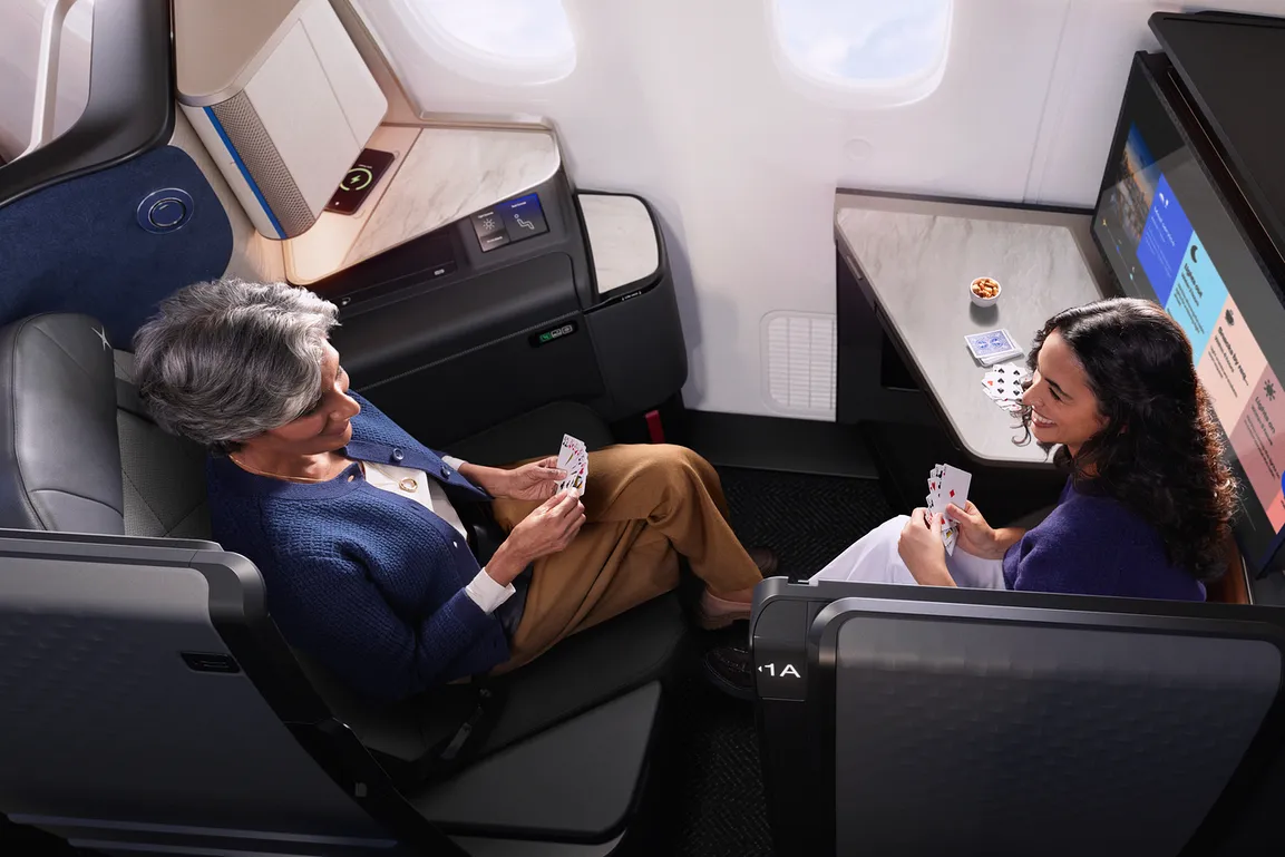 位於每個商務艙區域第一排的United Polaris Studio,票價將與標準United Polaris不同,並擁有更高級的設計與功能。United Polaris Studio套房空間更大,八個座位中有六個配備可供同伴共用並附有安全帶的腳凳。