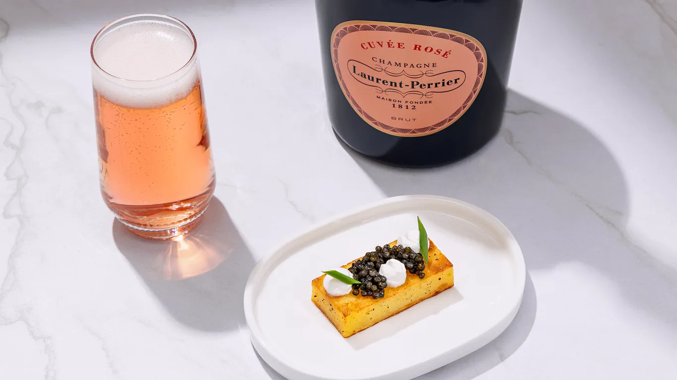 United Polaris Studio專屬選項,如搭配Laurent-Perrier Cuvée Rosé香檳的Ossetra魚子醬開胃小點