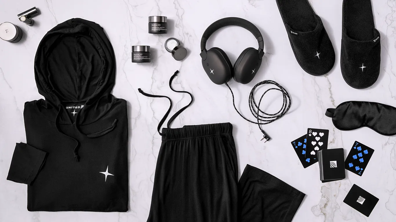United Polaris Studio的備品也全面升級,包括所有航班上專屬的連帽睡衣與拖鞋、由Meridian技術驅動的新款降噪耳機、配有臨床配方Perricone MD Cold Plasma Plus+高級護膚產品的盥洗包、印有United品牌的撲克牌(非常適合與坐在腳凳座位的同伴一起消磨時間)