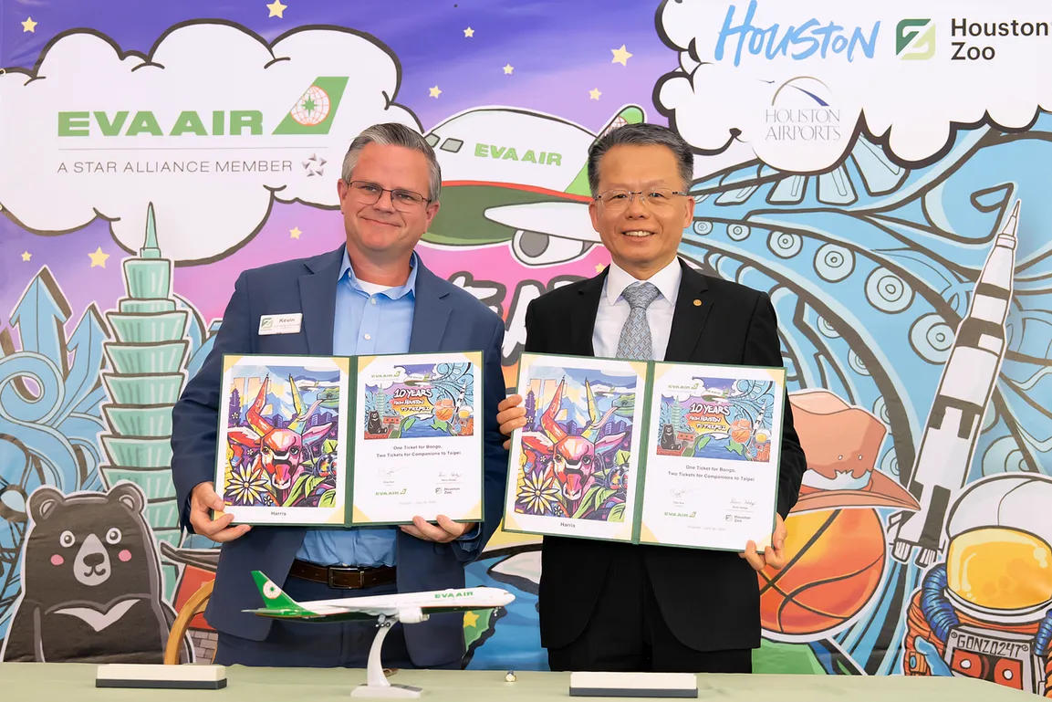 長榮航空總經理孫嘉明(右)與休士頓動物園副園長Kevin Hodge (左)共同簽訂合作備忘錄,宣布由長榮航空贊助及擔任雄性Bongo大羚羊的專業運送任務。