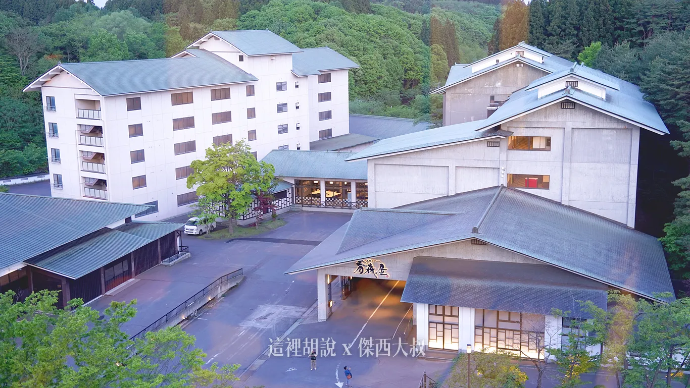 照片左側是比較高的白色建築物是東館、右側是本館也是大廳的位置照片最左側則是湯屋以及表演場所在的位置