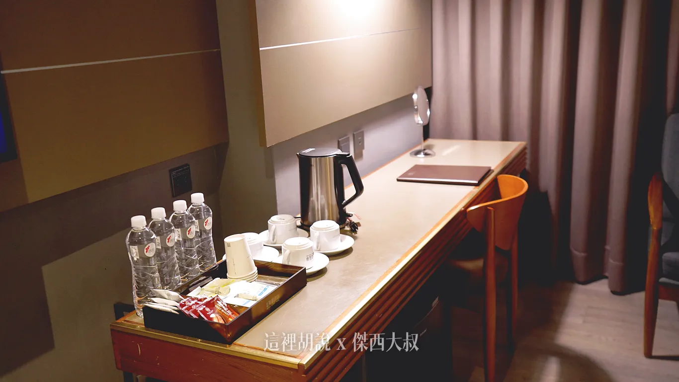 快煮壺以及茶包是放置在書桌上