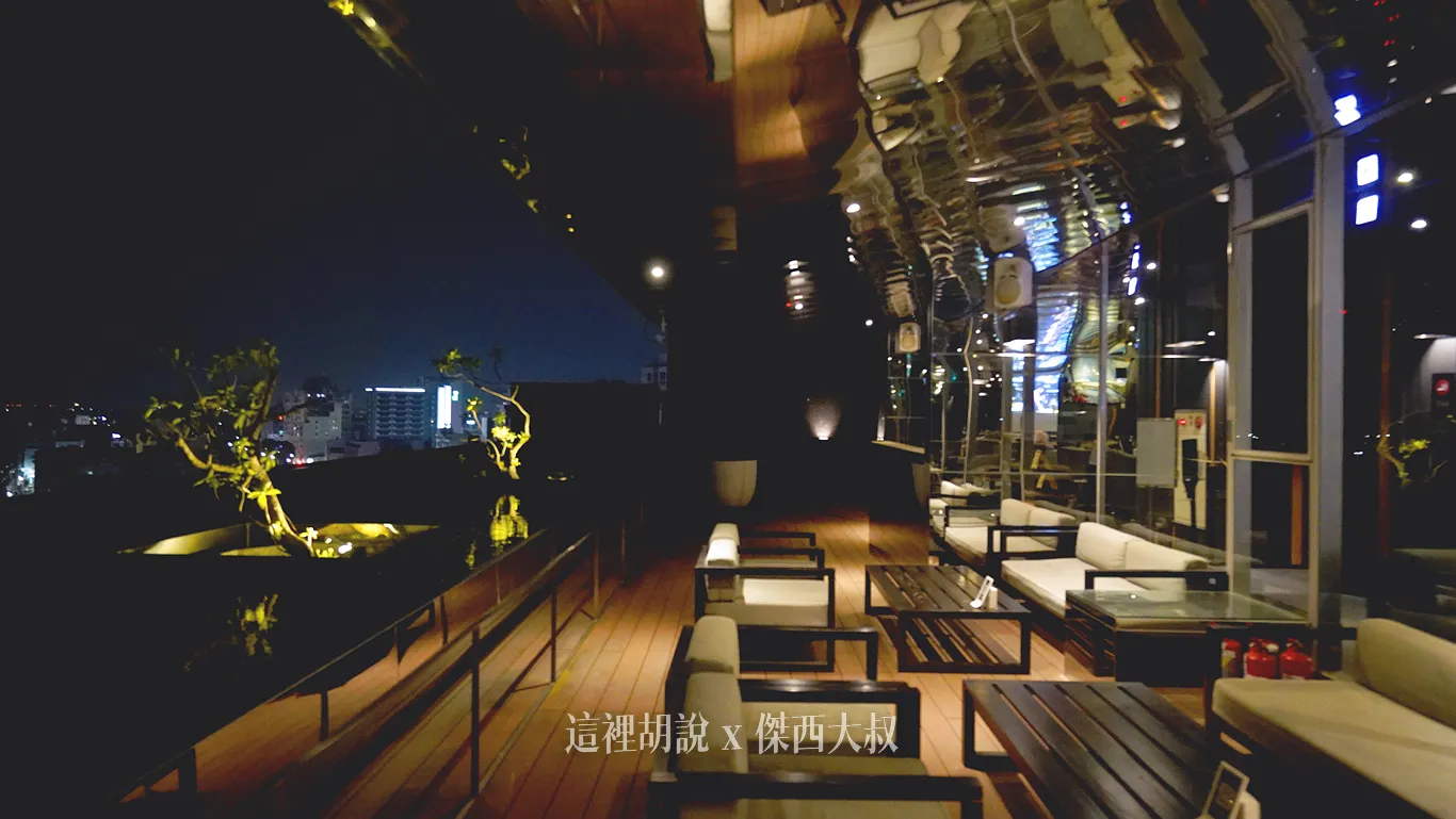 飯店的頂樓有設有戶外露台的酒吧區域