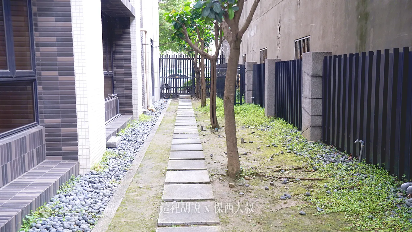 馬路側則是有圍欄屬於封閉的空間,不用怕寵物衝出去