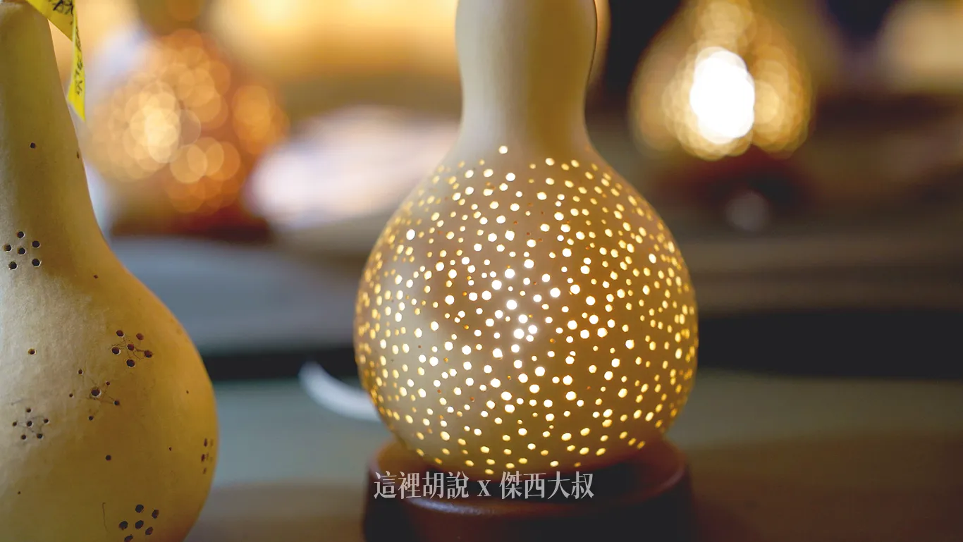 就戳各種大小不一的洞,鐵針下手的深淺就是創造出大小不一的洞