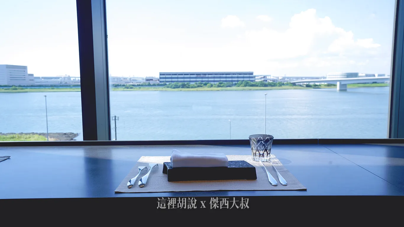 單人也有靠窗的河景座位