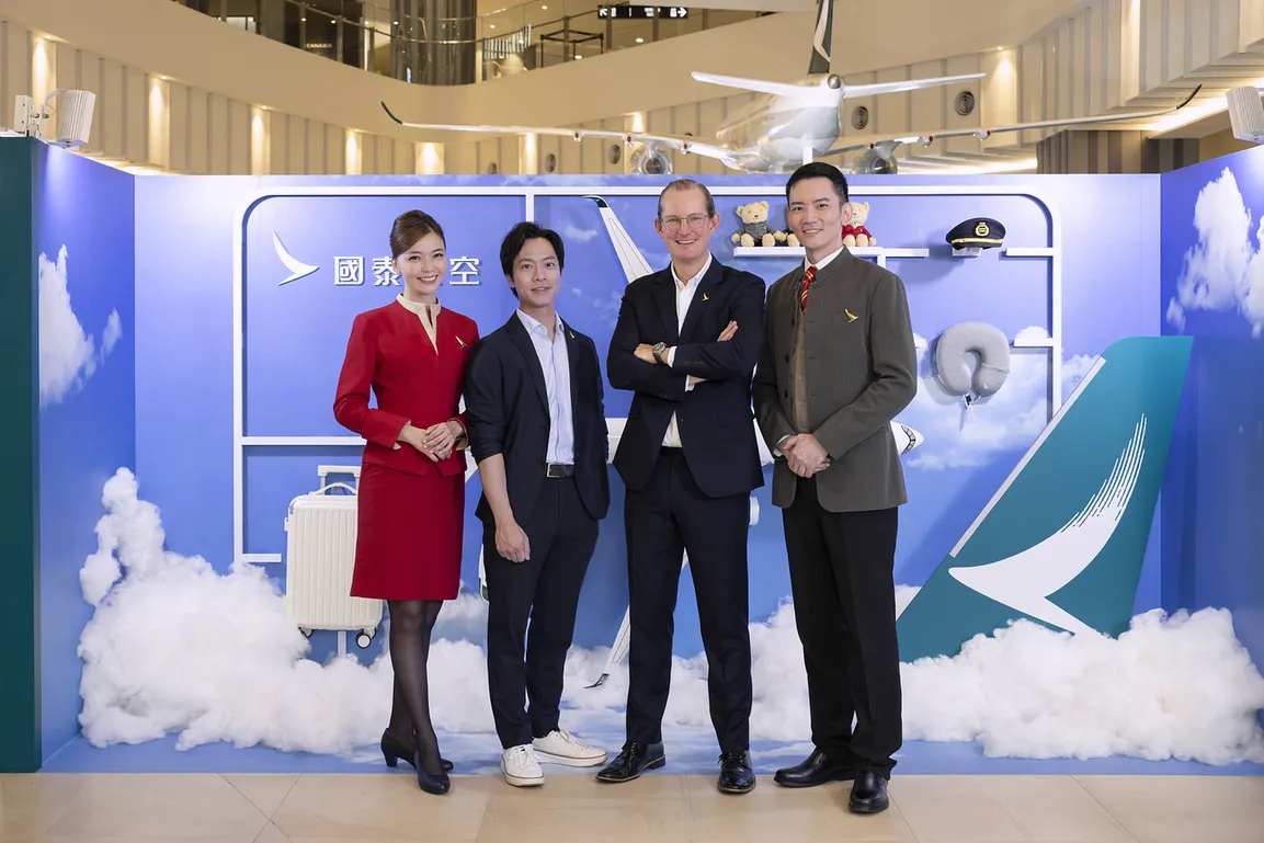 國泰航空台灣區總經理莫唐諾(右)及國泰航空東北亞客運及商務總監蔡東俊(左)出席「步步飛躍,極限解鎖」品牌體驗展開幕活動,歡迎民眾前來體驗沉浸式飛行旅程。(照片/國泰航空)