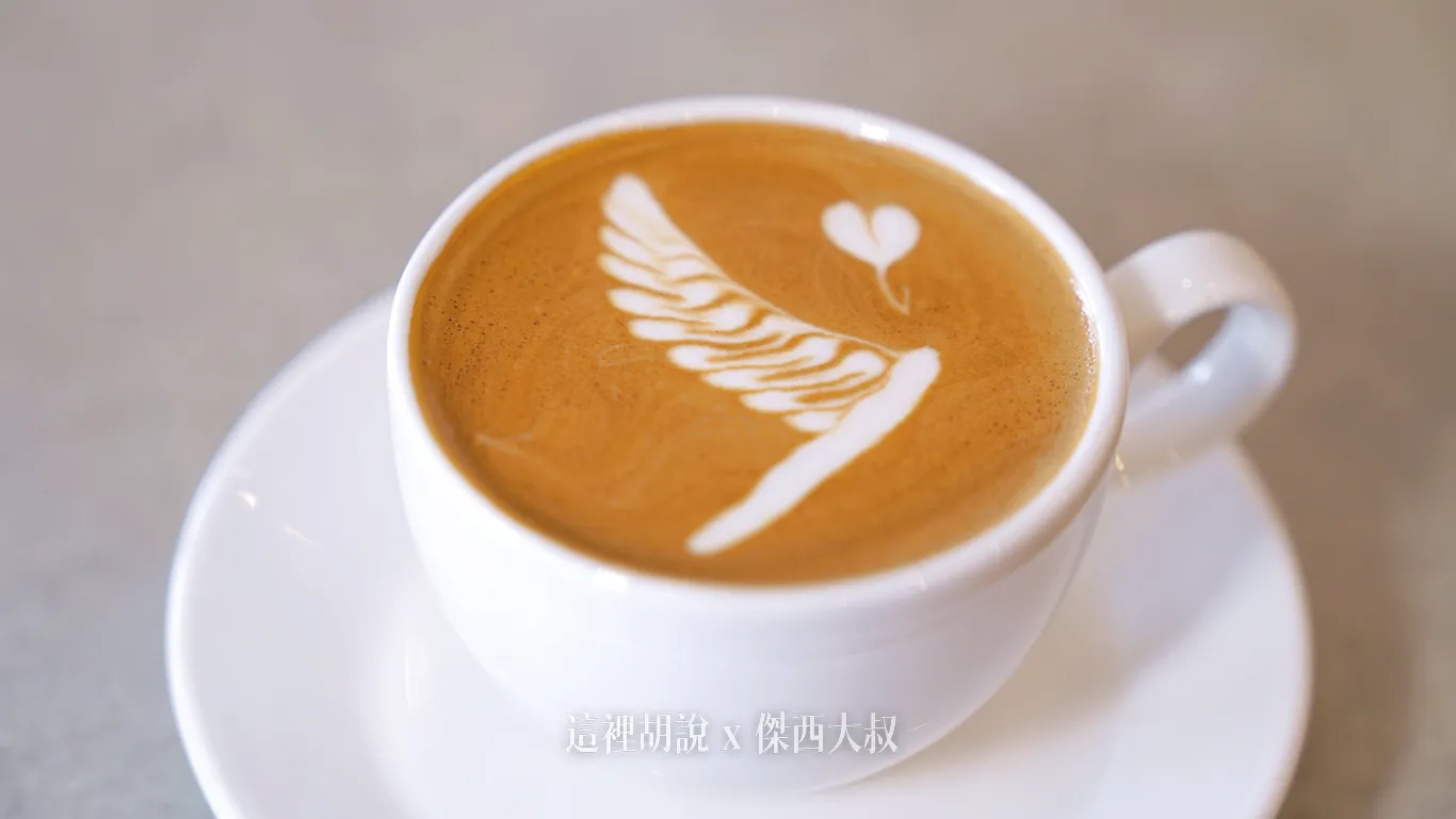 這樣看的出來這是什麼LOGO嗎?咖啡師幫我拉了一杯國泰航空LOGO的拿鐵