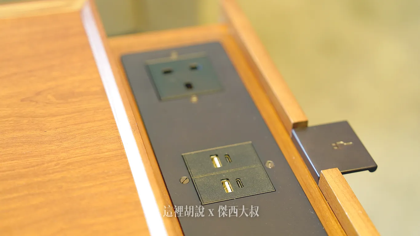 目前在 The Bridge 有小桌子的桌位,只要把扶手往外拉,就有充電區域,新版本的則是提供USB TYPE-C / USB TYPE-A/ 英式插頭。